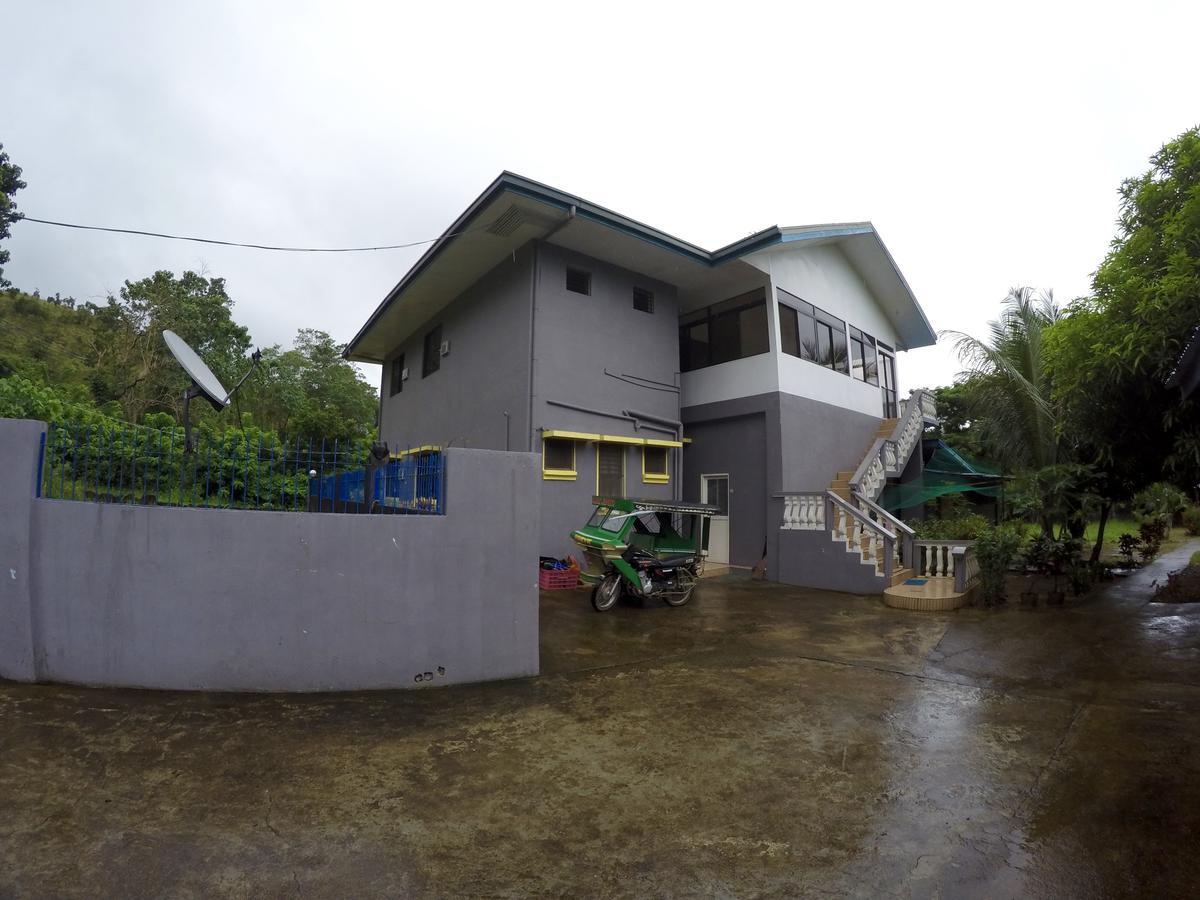 Fat Monkey Hostel Coron Bagian luar foto