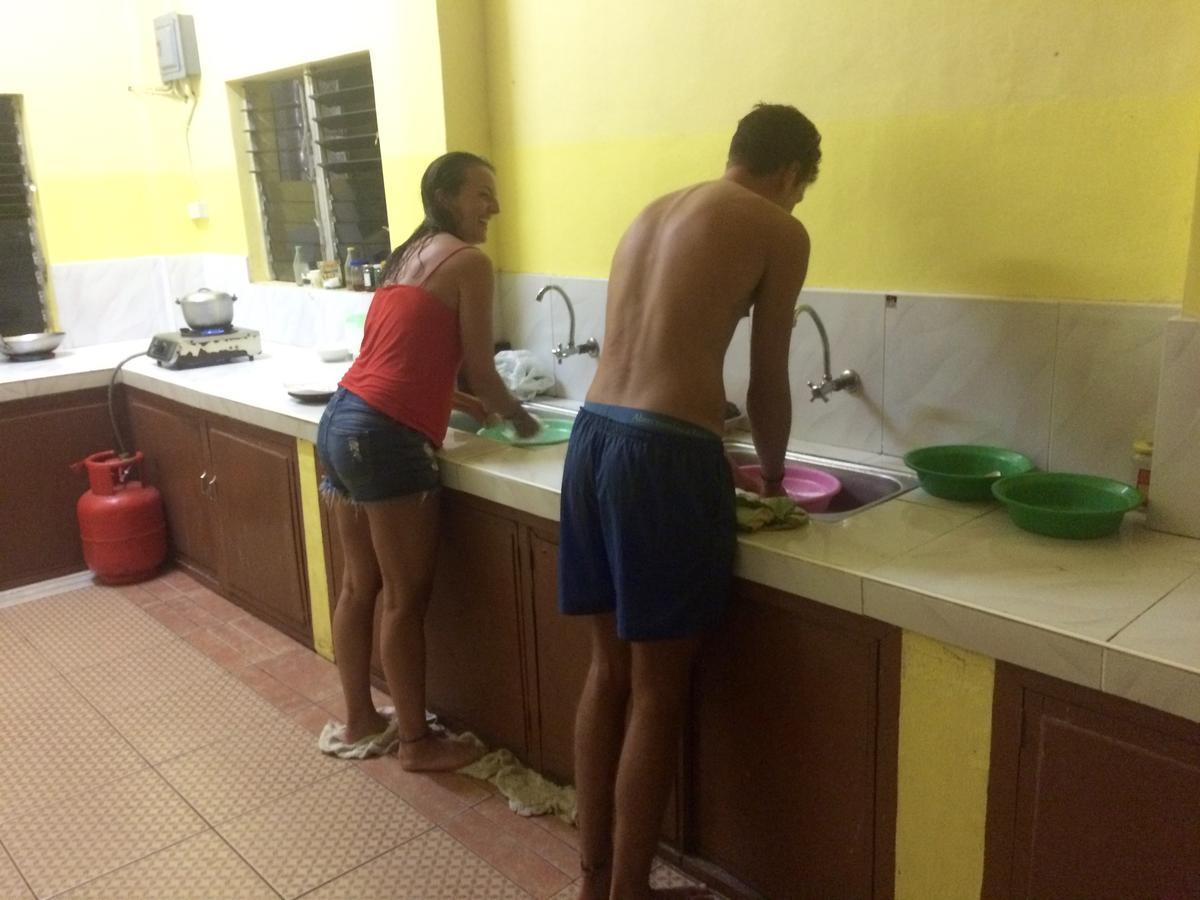 Fat Monkey Hostel Coron Bagian luar foto