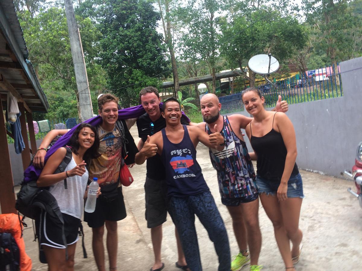 Fat Monkey Hostel Coron Bagian luar foto