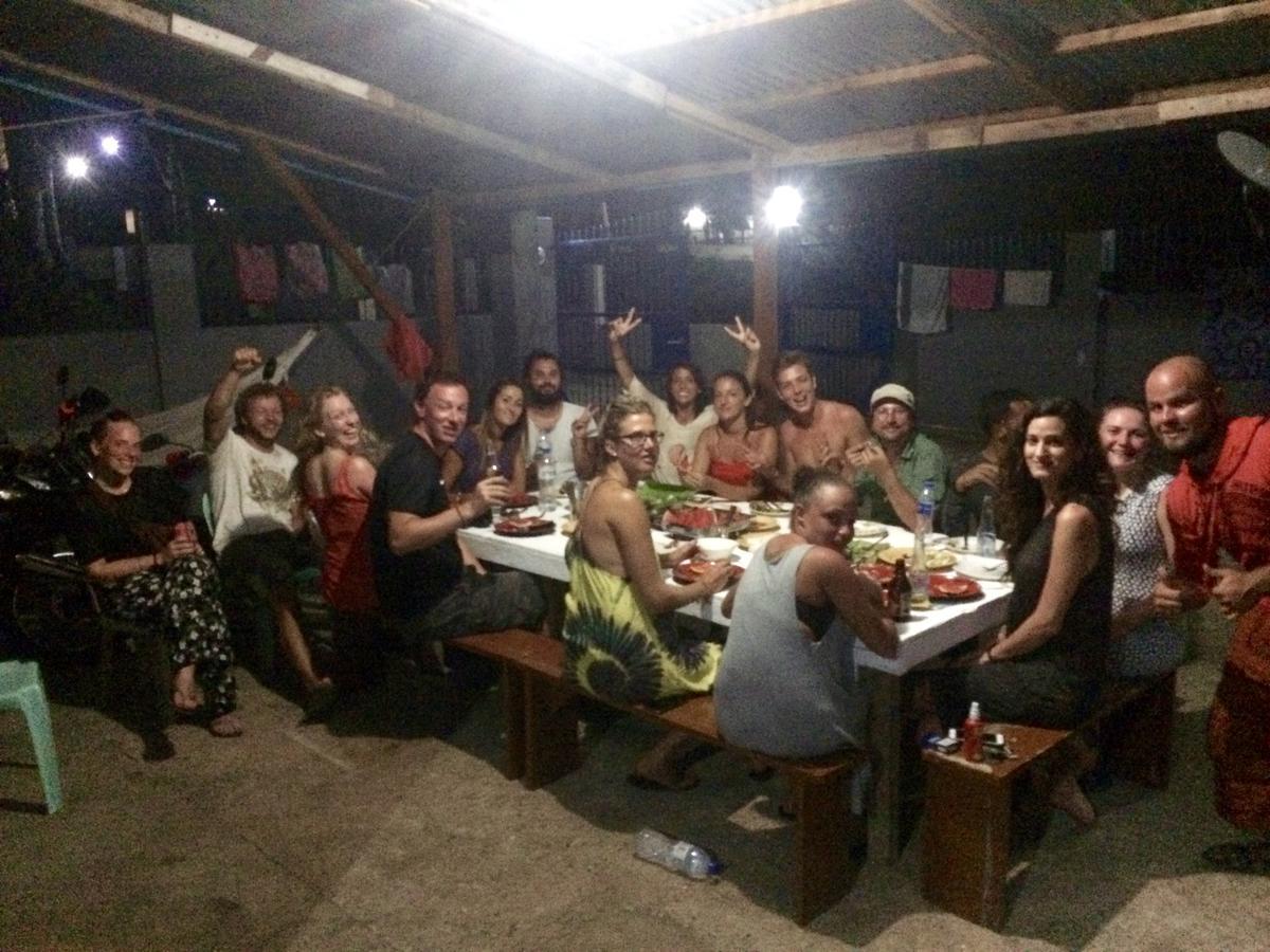 Fat Monkey Hostel Coron Bagian luar foto