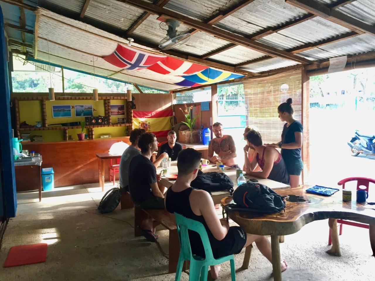 Fat Monkey Hostel Coron Bagian luar foto