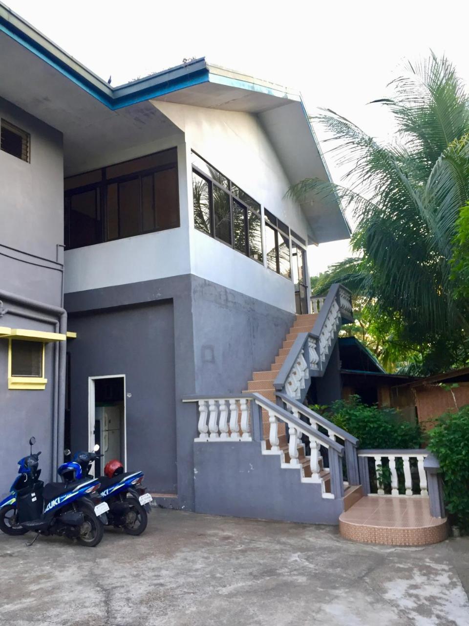 Fat Monkey Hostel Coron Bagian luar foto