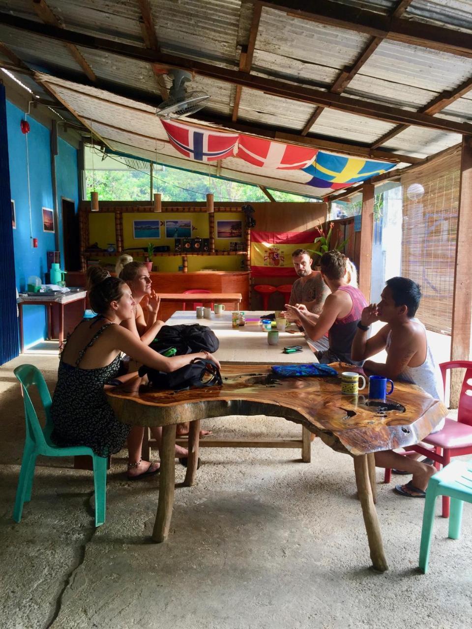 Fat Monkey Hostel Coron Bagian luar foto