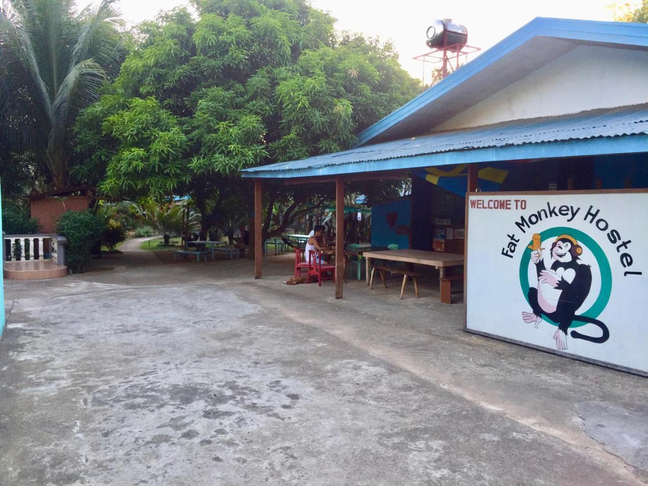 Fat Monkey Hostel Coron Bagian luar foto