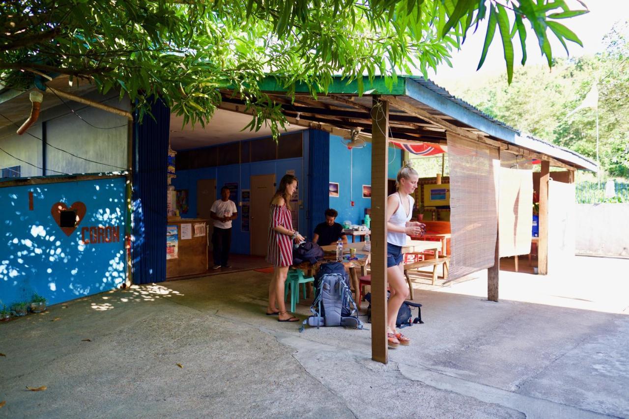 Fat Monkey Hostel Coron Bagian luar foto
