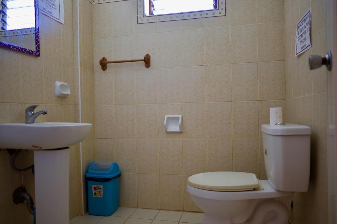 Fat Monkey Hostel Coron Bagian luar foto