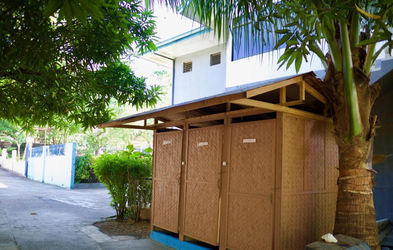 Fat Monkey Hostel Coron Bagian luar foto