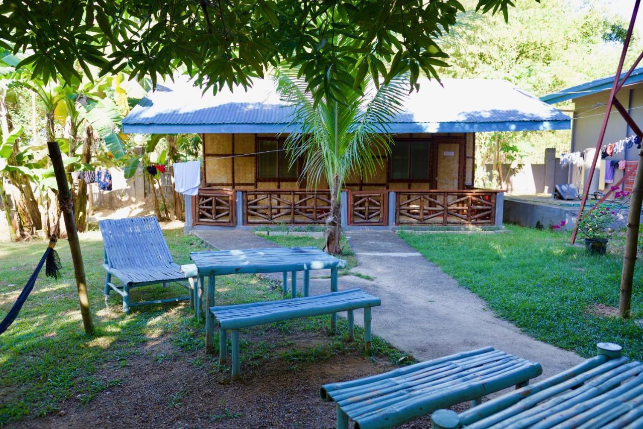 Fat Monkey Hostel Coron Bagian luar foto