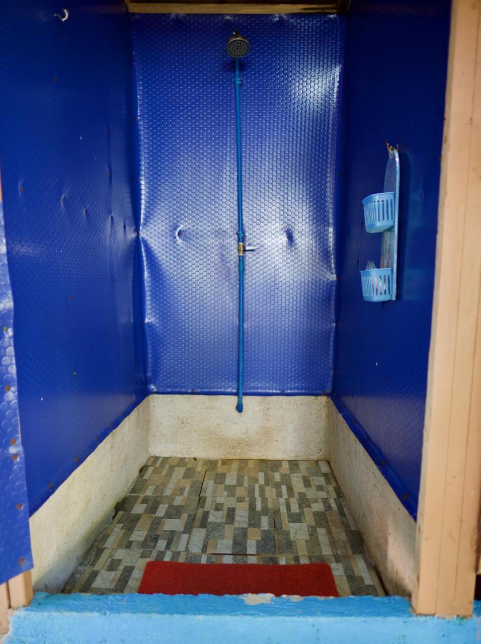 Fat Monkey Hostel Coron Bagian luar foto
