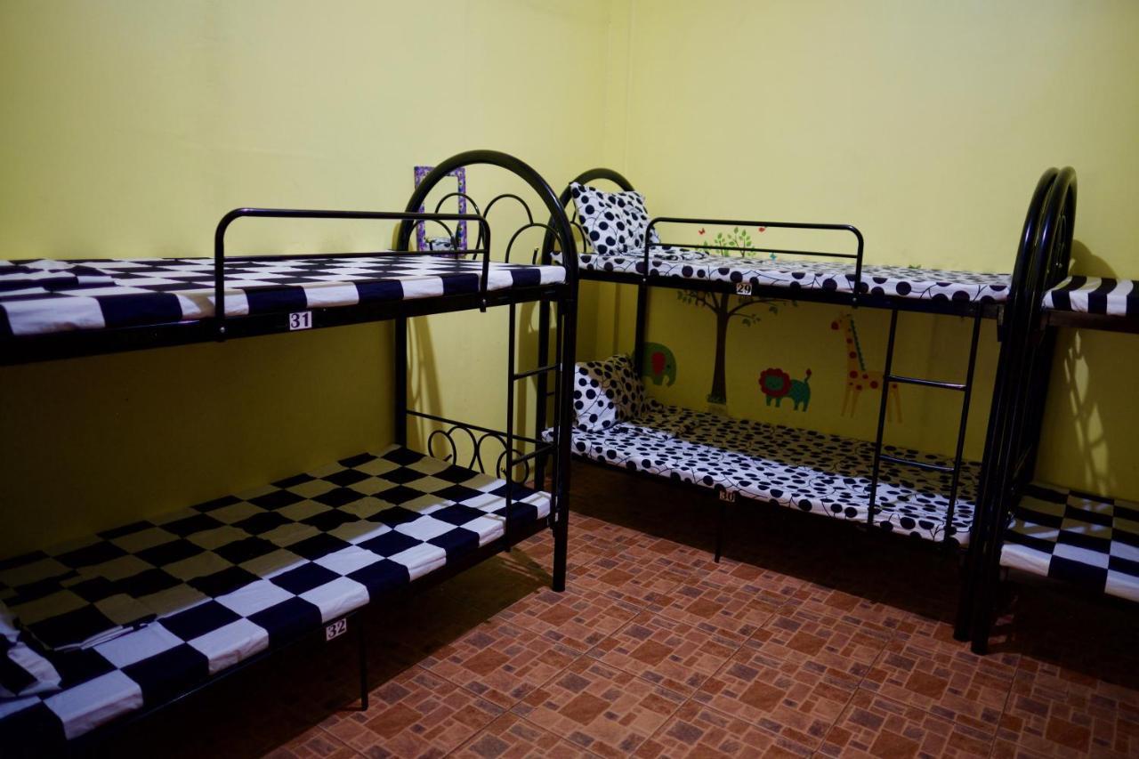 Fat Monkey Hostel Coron Bagian luar foto