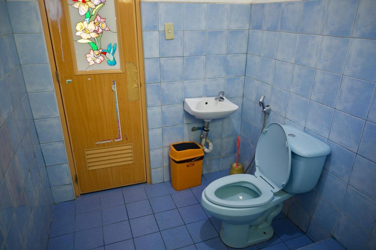 Fat Monkey Hostel Coron Bagian luar foto